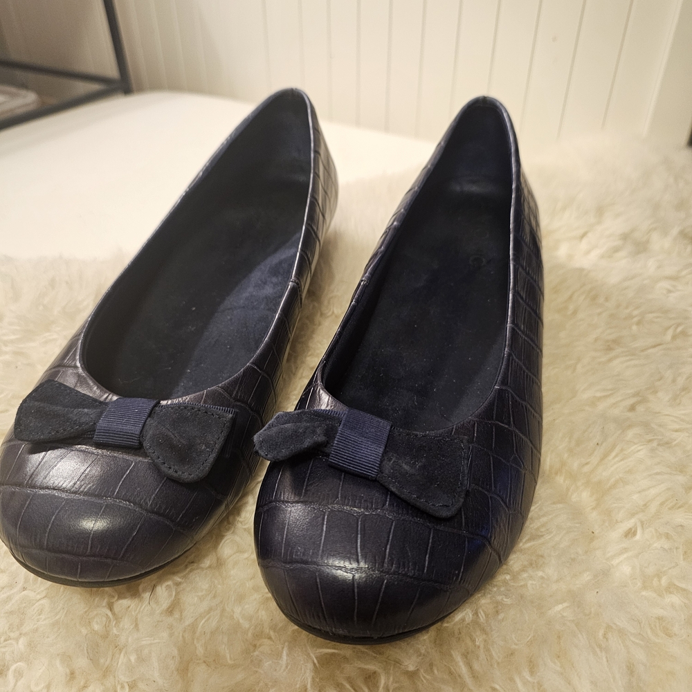 Vionic Navy Croc-Embossed Flats - Picture 3 of 15